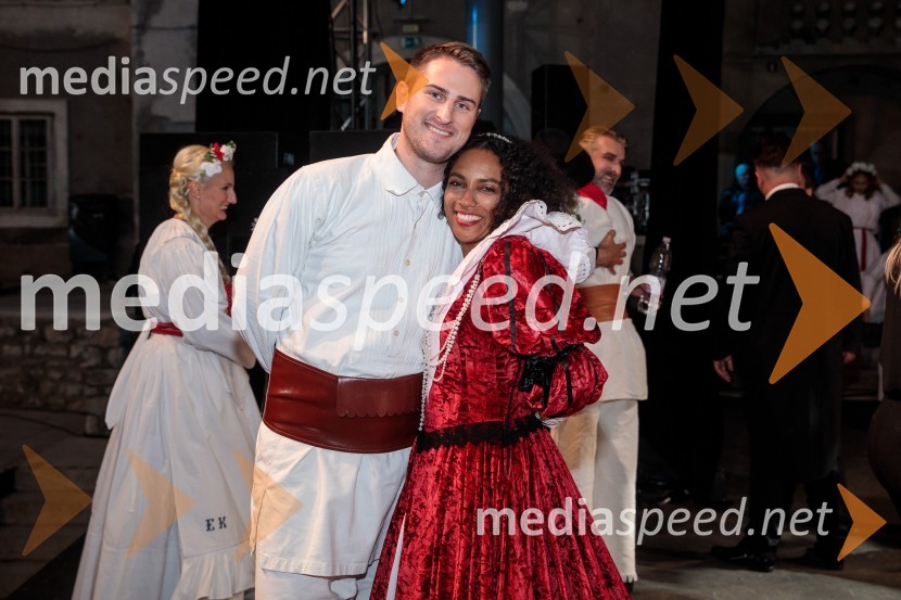  Gregor Ravnik, pevec;  Irena Yebuah Tiran, operna pevkaV objemu Lahinje, tamburaška opera