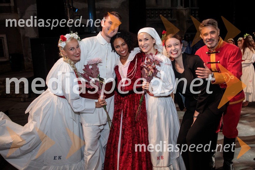  Nataša Zupan, sopranistka;  Gregor Ravnik, pevec;  Irena Yebuah Tiran, operna pevka;  Sabina Gruden, pevka;  ... ;  Dejan Heraković, pevecV objemu Lahinje, tamburaška opera