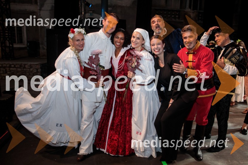  Nataša Zupan, sopranistka;  Gregor Ravnik, pevec;  Irena Yebuah Tiran, operna pevka;  Sabina Gruden, pevka;  ... ;  Željko Andrić, pevec;  Dejan Heraković, pevec;  Domingo Stasi, operni pevecV objemu Lahinje, tamburaška opera