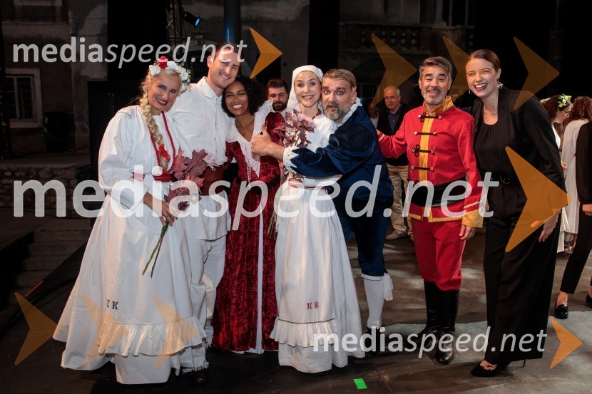  Nataša Zupan, sopranistka;  Gregor Ravnik, pevec;  Irena Yebuah Tiran, operna pevka;  Sabina Gruden, pevka;  Željko Andrić, pevec;  Dejan Heraković, pevec;  ... V objemu Lahinje, tamburaška opera