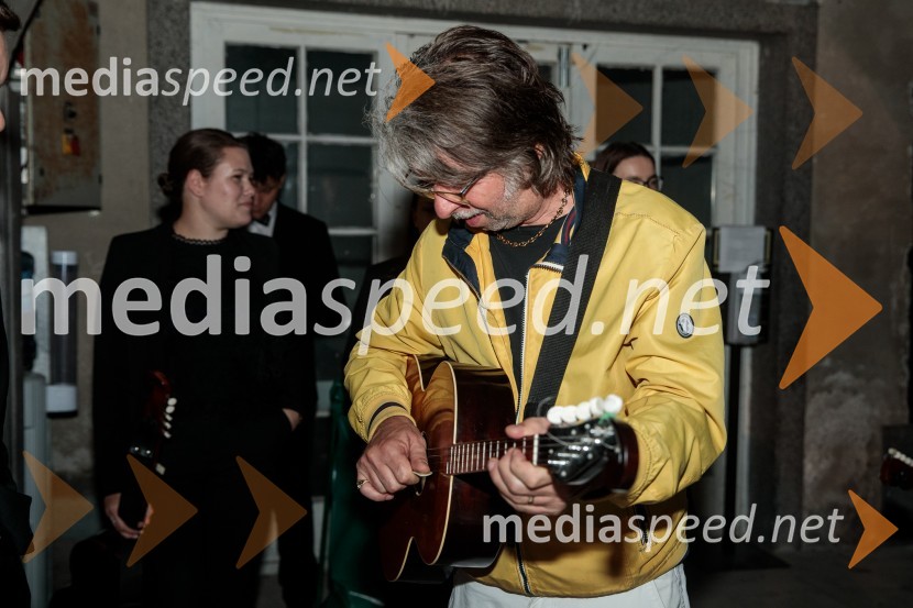  Robert Pešut - Magnifico, glasbenikV objemu Lahinje, tamburaška opera