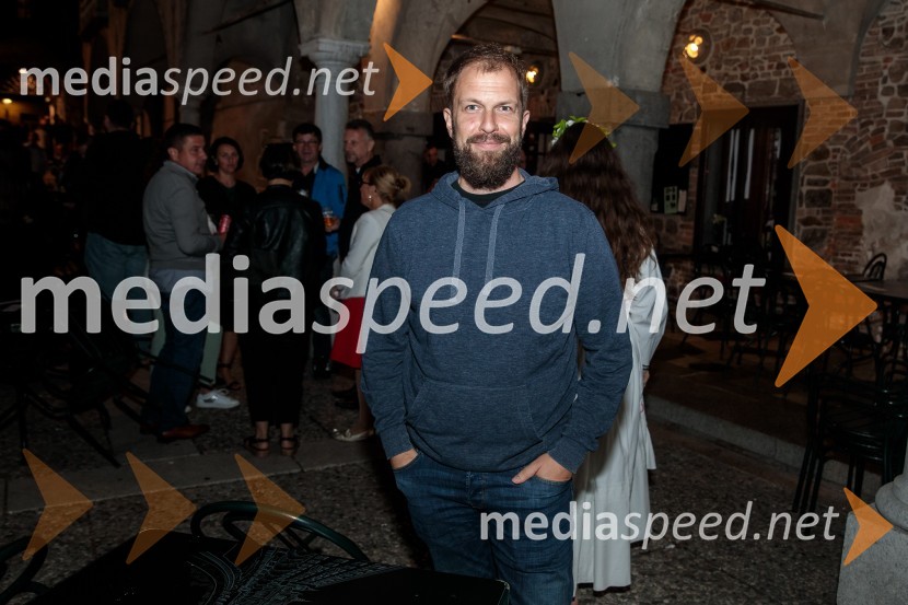  Domen AnžlovarV objemu Lahinje, tamburaška opera