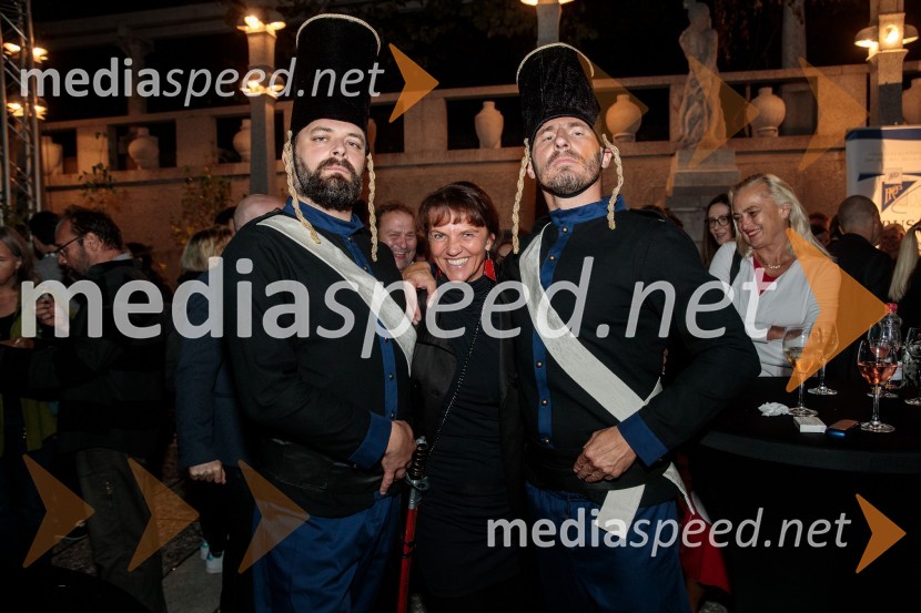 V objemu Lahinje, tamburaška opera