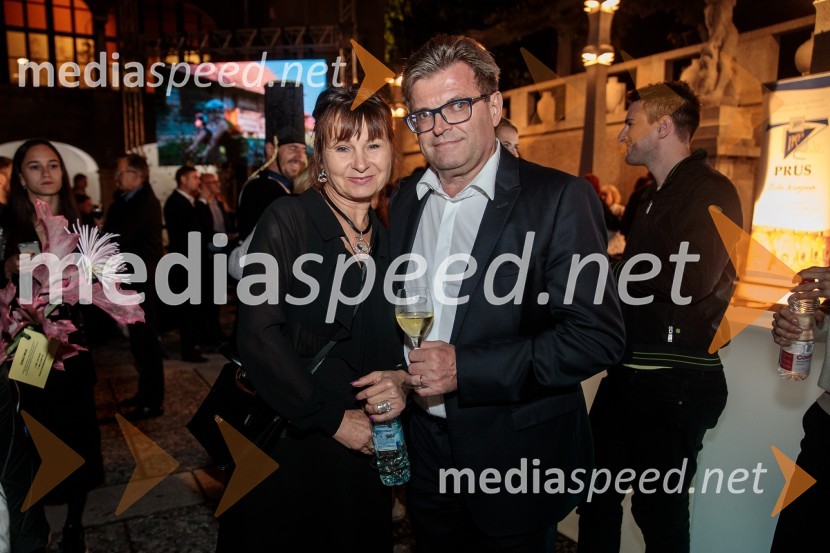  Violeta Tomić, nekdanja poslanka Državnega zbora Republike Slovenije;  Dari Južna,  lastnik podjetja LiscaV objemu Lahinje, tamburaška opera