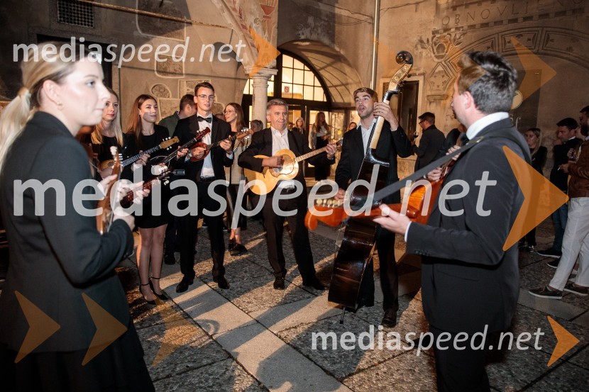 V objemu Lahinje, tamburaška opera