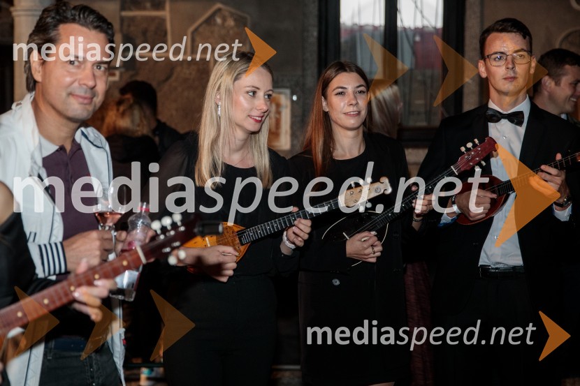 V objemu Lahinje, tamburaška opera