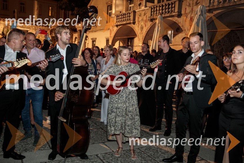 V objemu Lahinje, tamburaška opera