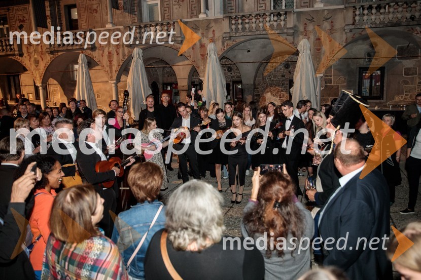 V objemu Lahinje, tamburaška opera