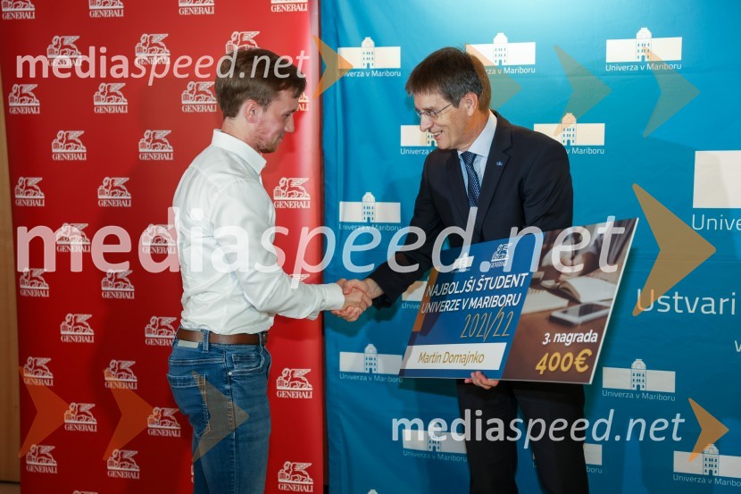  Martin Domajnko, 3. najboljši študent Univerze v Mariboru v letu 2021/2022; prof. dr. Zdravko Kačič, rektor Univerze v MariboruNajboljša študentka Univerze v Mariboru v študijskem letu 2021/2022 je Živa Šuta