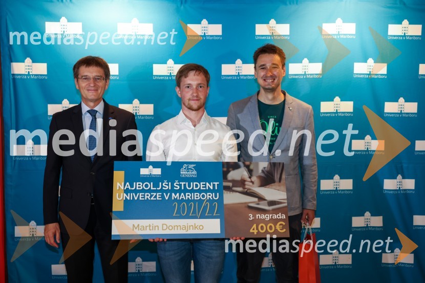prof. dr. Zdravko Kačič, rektor Univerze v Mariboru;  Martin Domajnko, 3. najboljši študent Univerze v Mariboru v letu 2021/2022; doc. dr. Urban Bren,  Fakulteta za kemijo in kemijsko tehnologijo, Univerza v MariboruNajboljša študentka Univerze v Mariboru v študijskem letu 2021/2022 je Živa Šuta