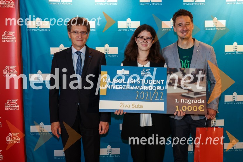 prof. dr. Zdravko Kačič, rektor Univerze v Mariboru;  Živa Šuta, najboljša študentka Univerze v Mariboru v letu 2021/2022; doc. dr. Urban Bren,  Fakulteta za kemijo in kemijsko tehnologijo, Univerza v MariboruNajboljša študentka Univerze v Mariboru v študijskem letu 2021/2022 je Živa Šuta