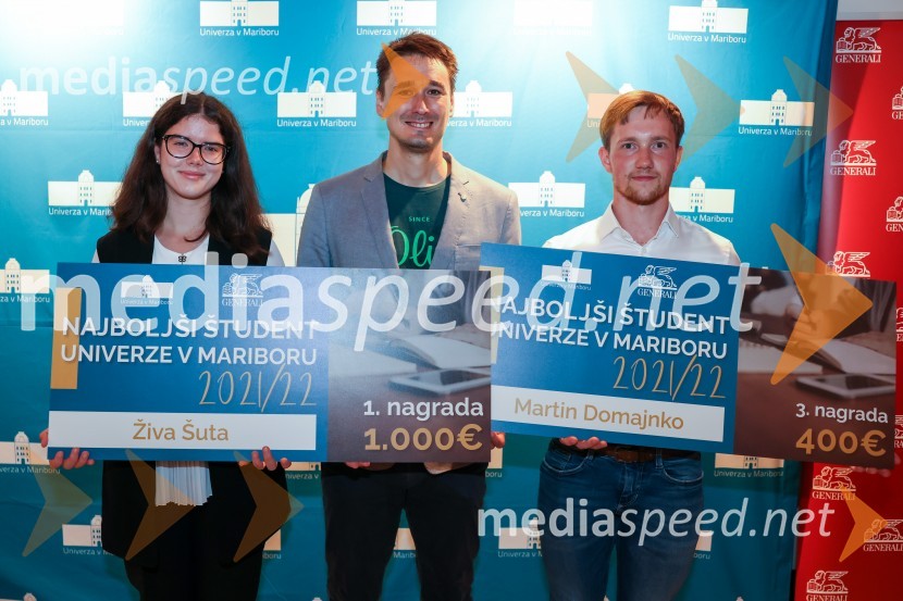  Živa Šuta, najboljša študentka Univerze v Mariboru v letu 2021/2022; doc. dr. Urban Bren,  Fakulteta za kemijo in kemijsko tehnologijo, Univerza v Mariboru;  Martin Domajnko, 3. najboljši študent Univerze v Mariboru v letu 2021/2022Najboljša študentka Univerze v Mariboru v študijskem letu 2021/2022 je Živa Šuta