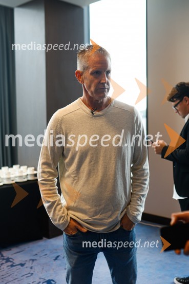  Alex Rogers , podjetnik, politični aktivist, ustanovitelj in izvršni direktor številnih uspešnih podjetjiPopolna legalizacija konoplje je največja gospodarska priložnost za Slovenijo, tiskovna konferenca