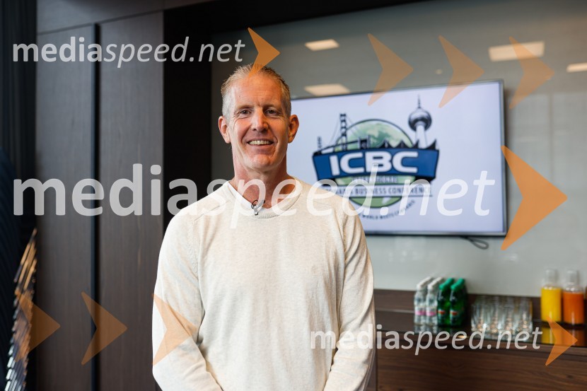  Alex Rogers , podjetnik, politični aktivist, ustanovitelj in izvršni direktor številnih uspešnih podjetjiPopolna legalizacija konoplje je največja gospodarska priložnost za Slovenijo, tiskovna konferenca