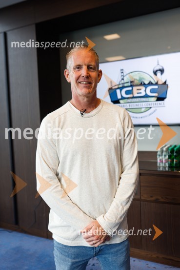  Alex Rogers , podjetnik, politični aktivist, ustanovitelj in izvršni direktor številnih uspešnih podjetjiPopolna legalizacija konoplje je največja gospodarska priložnost za Slovenijo, tiskovna konferenca