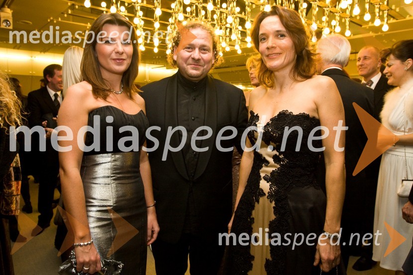 Darko Brlek, direktor Ljubljanskega festivala s spremljevalko Janjo Lamberger in Mojca Zlobko Vajgl, harfistkaVeliki dobrodelni ples Lions kluba Ljubljana