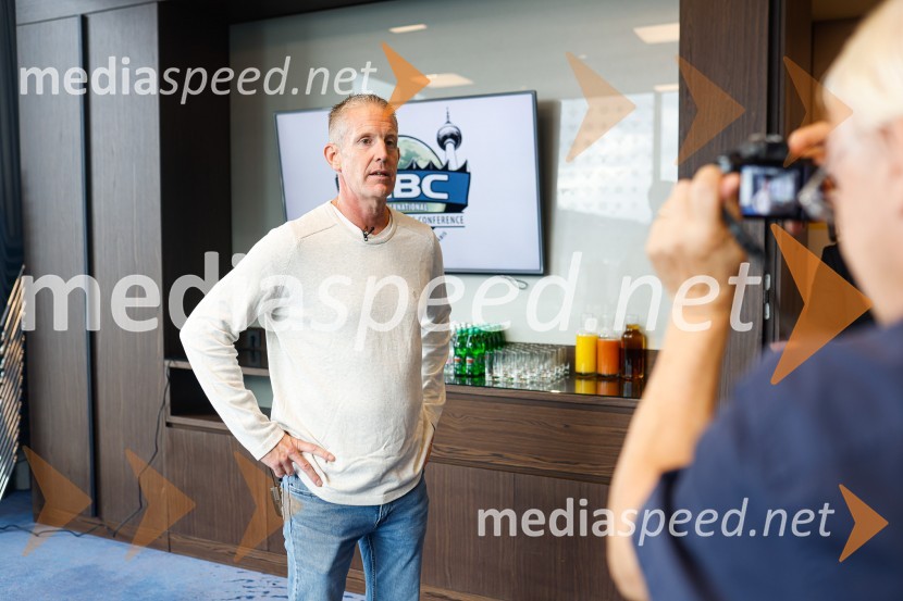  Alex Rogers , podjetnik, politični aktivist, ustanovitelj in izvršni direktor številnih uspešnih podjetjiPopolna legalizacija konoplje je največja gospodarska priložnost za Slovenijo, tiskovna konferenca