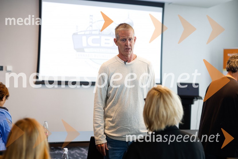  Alex Rogers , podjetnik, politični aktivist, ustanovitelj in izvršni direktor številnih uspešnih podjetjiPopolna legalizacija konoplje je največja gospodarska priložnost za Slovenijo, tiskovna konferenca