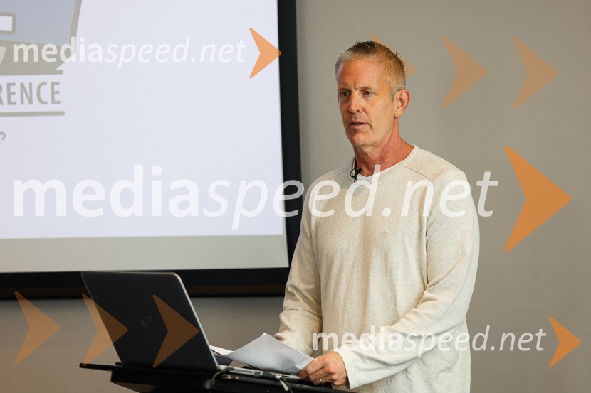  Alex Rogers , podjetnik, politični aktivist, ustanovitelj in izvršni direktor številnih uspešnih podjetjiPopolna legalizacija konoplje je največja gospodarska priložnost za Slovenijo, tiskovna konferenca