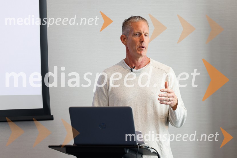  Alex Rogers , podjetnik, politični aktivist, ustanovitelj in izvršni direktor številnih uspešnih podjetjiPopolna legalizacija konoplje je največja gospodarska priložnost za Slovenijo, tiskovna konferenca