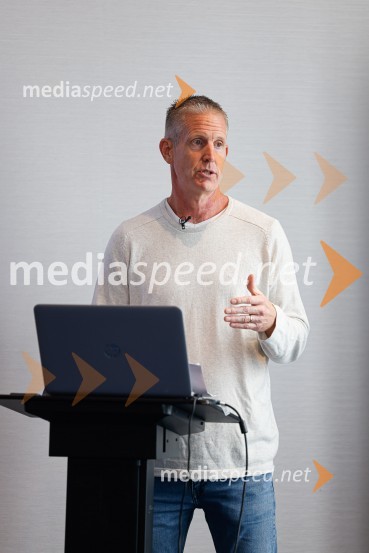  Alex Rogers , podjetnik, politični aktivist, ustanovitelj in izvršni direktor številnih uspešnih podjetjiPopolna legalizacija konoplje je največja gospodarska priložnost za Slovenijo, tiskovna konferenca