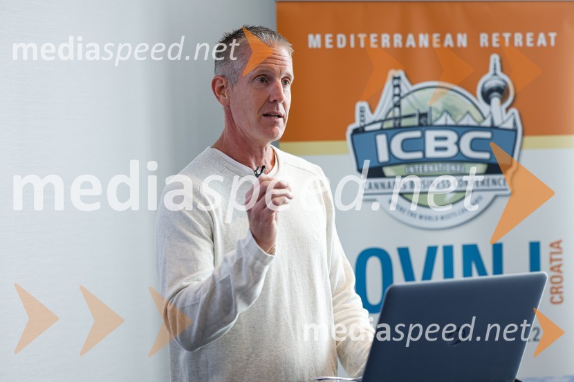  Alex Rogers , podjetnik, politični aktivist, ustanovitelj in izvršni direktor številnih uspešnih podjetjiPopolna legalizacija konoplje je največja gospodarska priložnost za Slovenijo, tiskovna konferenca