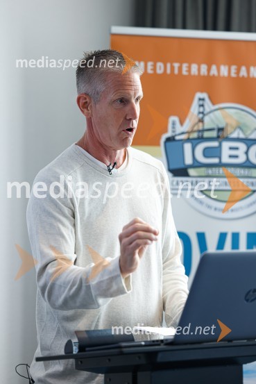  Alex Rogers , podjetnik, politični aktivist, ustanovitelj in izvršni direktor številnih uspešnih podjetjiPopolna legalizacija konoplje je največja gospodarska priložnost za Slovenijo, tiskovna konferenca