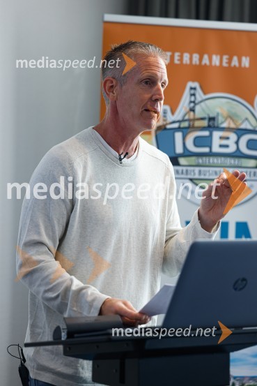  Alex Rogers , podjetnik, politični aktivist, ustanovitelj in izvršni direktor številnih uspešnih podjetjiPopolna legalizacija konoplje je največja gospodarska priložnost za Slovenijo, tiskovna konferenca