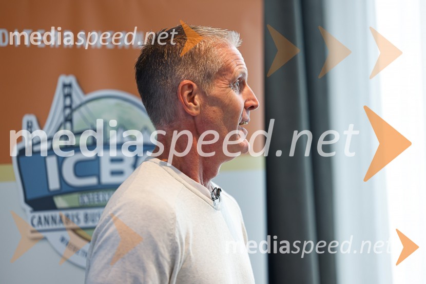  Alex Rogers , podjetnik, politični aktivist, ustanovitelj in izvršni direktor številnih uspešnih podjetjiPopolna legalizacija konoplje je največja gospodarska priložnost za Slovenijo, tiskovna konferenca