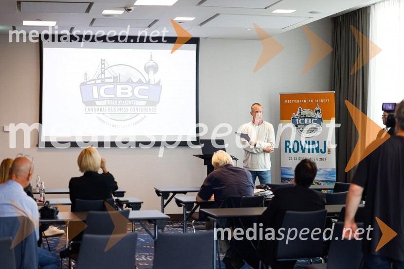  Alex Rogers , podjetnik, politični aktivist, ustanovitelj in izvršni direktor številnih uspešnih podjetjiPopolna legalizacija konoplje je največja gospodarska priložnost za Slovenijo, tiskovna konferenca