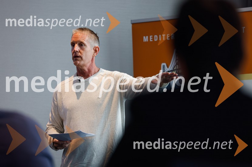  Alex Rogers , podjetnik, politični aktivist, ustanovitelj in izvršni direktor številnih uspešnih podjetjiPopolna legalizacija konoplje je največja gospodarska priložnost za Slovenijo, tiskovna konferenca