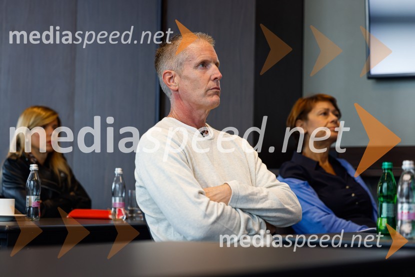  Alex Rogers , podjetnik, politični aktivist, ustanovitelj in izvršni direktor številnih uspešnih podjetjiPopolna legalizacija konoplje je največja gospodarska priložnost za Slovenijo, tiskovna konferenca