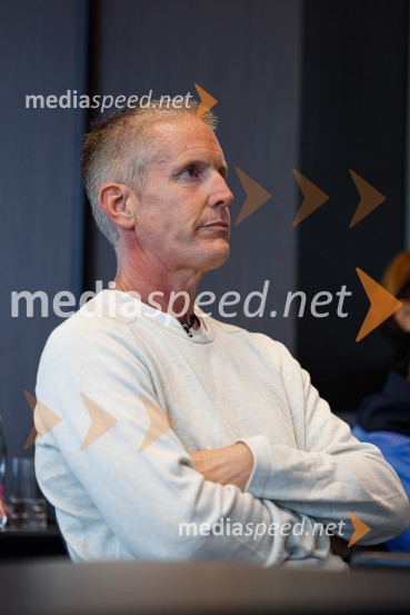  Alex Rogers , podjetnik, politični aktivist, ustanovitelj in izvršni direktor številnih uspešnih podjetjiPopolna legalizacija konoplje je največja gospodarska priložnost za Slovenijo, tiskovna konferenca