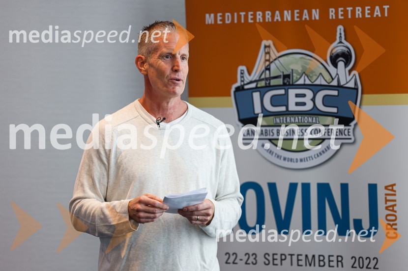  Alex Rogers , podjetnik, politični aktivist, ustanovitelj in izvršni direktor številnih uspešnih podjetjiPopolna legalizacija konoplje je največja gospodarska priložnost za Slovenijo, tiskovna konferenca