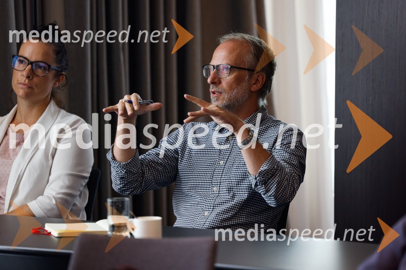 Popolna legalizacija konoplje je največja gospodarska priložnost za Slovenijo, tiskovna konferenca