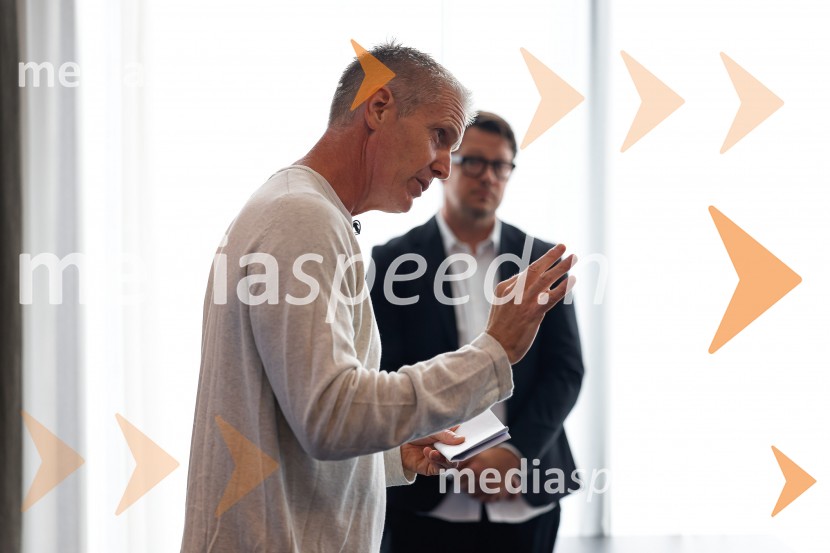  Alex Rogers , podjetnik, politični aktivist, ustanovitelj in izvršni direktor številnih uspešnih podjetjiPopolna legalizacija konoplje je največja gospodarska priložnost za Slovenijo, tiskovna konferenca