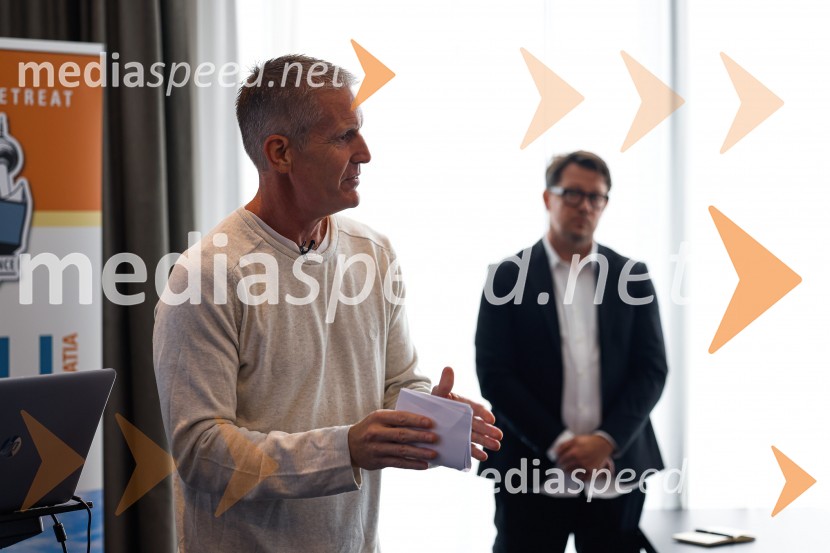  Alex Rogers , podjetnik, politični aktivist, ustanovitelj in izvršni direktor številnih uspešnih podjetjiPopolna legalizacija konoplje je največja gospodarska priložnost za Slovenijo, tiskovna konferenca