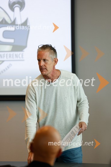  Alex Rogers , podjetnik, politični aktivist, ustanovitelj in izvršni direktor številnih uspešnih podjetjiPopolna legalizacija konoplje je največja gospodarska priložnost za Slovenijo, tiskovna konferenca