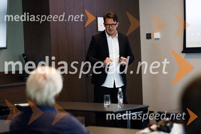  Boštjan Klun, Klun komunikacijePopolna legalizacija konoplje je največja gospodarska priložnost za Slovenijo, tiskovna konferenca