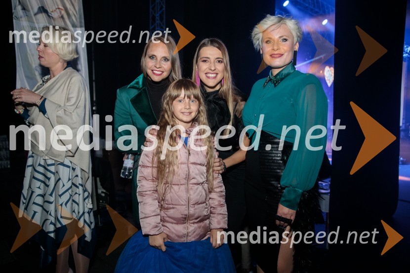  Tinkara Fortuna, skupina Bepop;  Ella Vita Bezenšek;  Alenka  Husič, pevka, skupina Sopranos, skupina Bepop;  Ana  Praznik, voditeljica, pevka BepopVeliki dobrodelni koncert Vilijem Julijan 2022