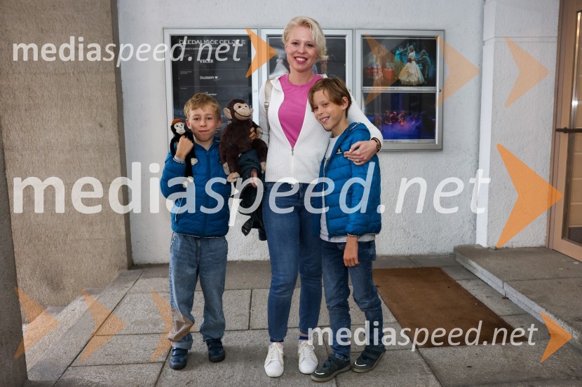 Urška Klakočar Zupančič in sinova David in FilipRobin Hood, premiera mladinske predstave v SLG Celje
