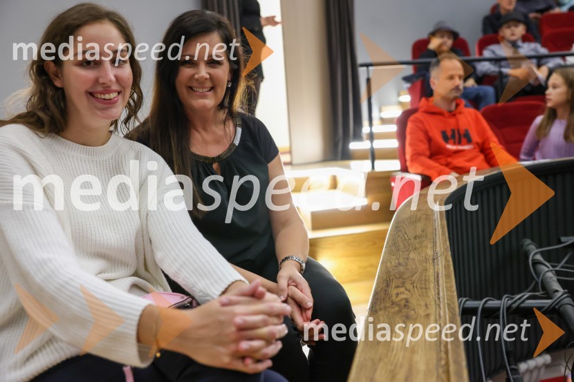  Kaja Sluga;  Janja Sluga, poslanka DZRobin Hood, premiera mladinske predstave v SLG Celje
