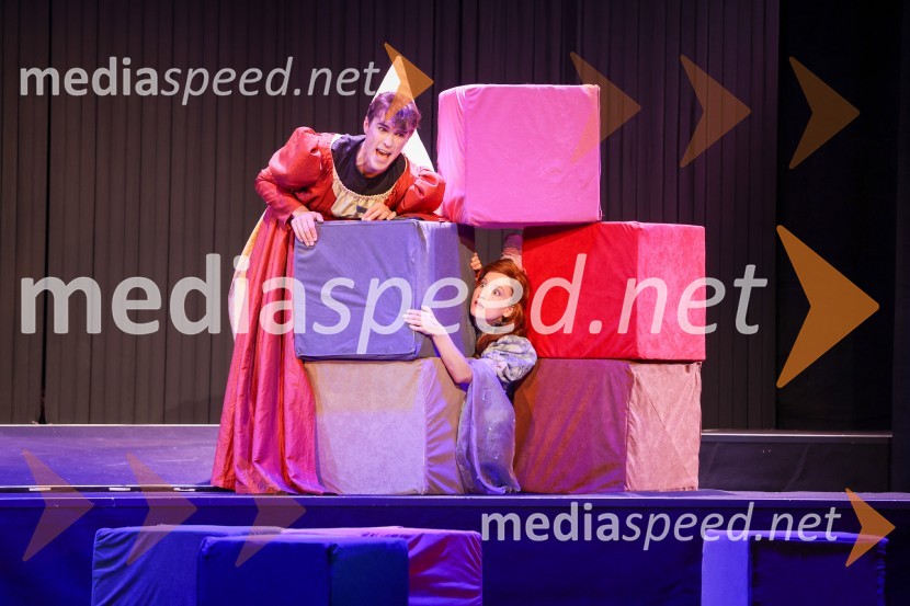  Urban Kuntarič, igralec;  Eva Stražar, igralkaRobin Hood, premiera mladinske predstave v SLG Celje