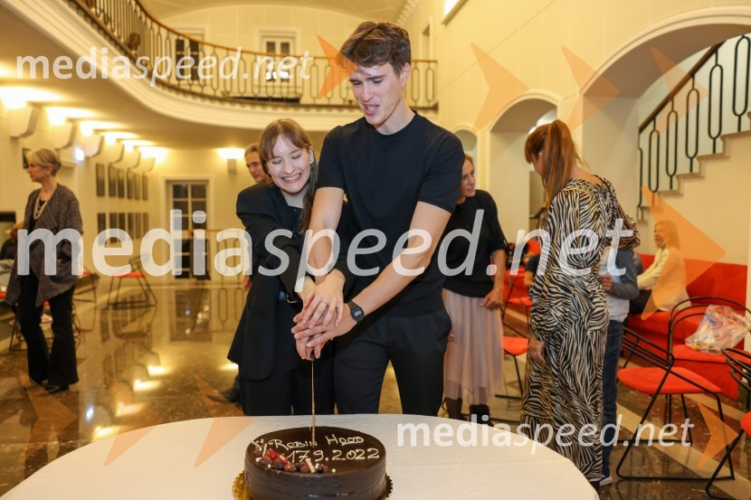  Eva Stražar, igralka;  Urban Kuntarič, igralecRobin Hood, premiera mladinske predstave v SLG Celje