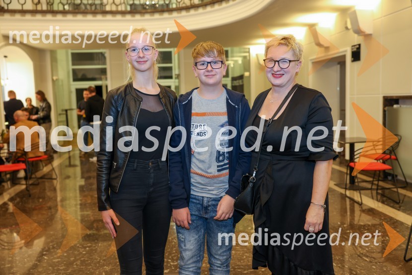  Manca Maslo;  Gašper Maslo;  Urška Vovk, koordinatorka in organizatorka kulturnega programa, SLG CeljeRobin Hood, premiera mladinske predstave v SLG Celje