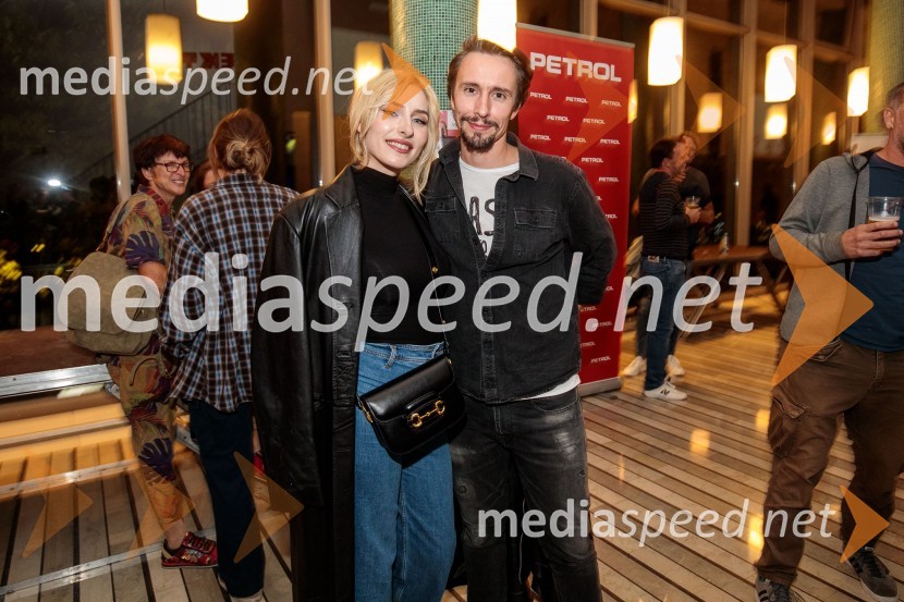  Sara Briški Cirman - Raiven, pevka, harfistka;  Jure Kopušar, igralecThe best of MGL & AGRFT koncert v Kino Šiška