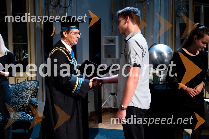 prof. dr. Zdravko Kačič, rektor Univerze v Mariboru;  Marko Gluhak, prejemnik listine za razvoj obštudijskih dejavnosti UM 2022Dan Univerze v Mariboru 2022