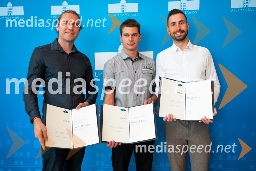  Leon Abraham,  prejemnik listine za naj prostovoljca študenta Univerze v Mariboru 2022;  Marko Gluhak, prejemnik listine za razvoj obštudijskih dejavnosti UM 2022;  Mitja Marin, prejemnik listine za pomembne kulturne dosežke UM 2022Dan Univerze v Mariboru 2022