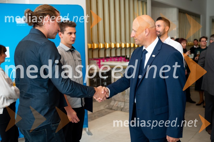  Leon Abraham,  prejemnik listine za naj prostovoljca študenta Univerze v Mariboru 2022;  ... Dan Univerze v Mariboru 2022