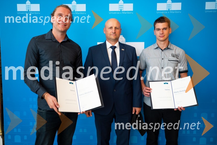  Leon Abraham,  prejemnik listine za naj prostovoljca študenta Univerze v Mariboru 2022;  ... ;  Marko Gluhak, prejemnik listine za razvoj obštudijskih dejavnosti UM 2022Dan Univerze v Mariboru 2022